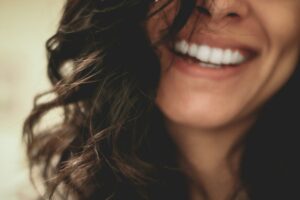 Veneers – Perfekte Zähne durch Keramikverblendungen